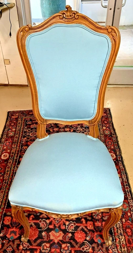 Juego de 6 sillas laterales talladas en nogal francés estilo Luis XV Foto 4 de 4