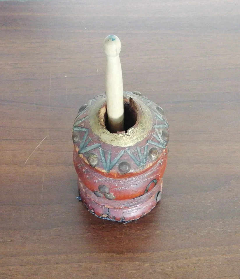 Molinillo de madera hecho a mano para moler café árabe, pequeño, una obra maestra casera Foto 2 de 4