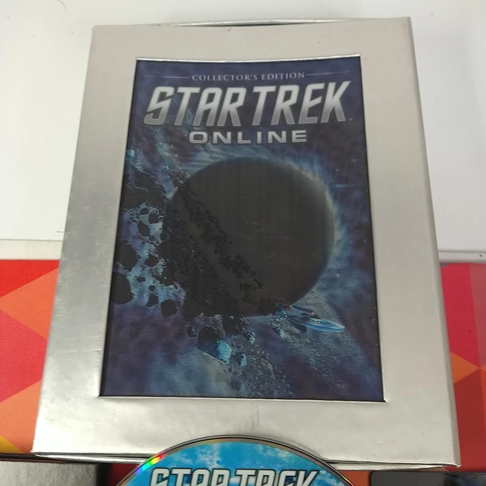 STAR TREK ONLINE COLLECTORS EDITION - W/ BOOK, 3 GUEST CARDS & PC CD ROM In Box - Image 2 of 4