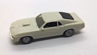 Monogram exacts 1:87 Ford Mustang Mach 1 weiß USA V8 (47)