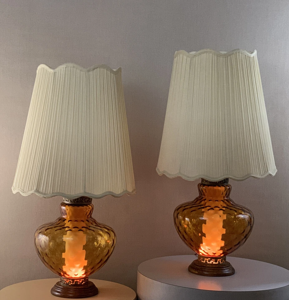 Par de lámparas base iluminadas de vidrio ámbar retro vintage de mediados de siglo era Pearsall Foto 3 de 4