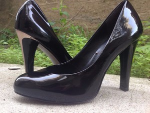 bcbg black patent leather pumps