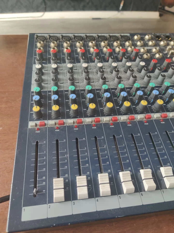 Soundcraft EPM8 8 Channel Low-cost High-performance Mixer - Image 2 of 4