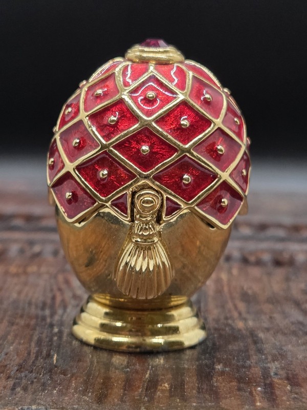 Vtg ESTEE LAUDER Red Gold Tone Collectors Egg Solid Perfume Compact Enamel Box