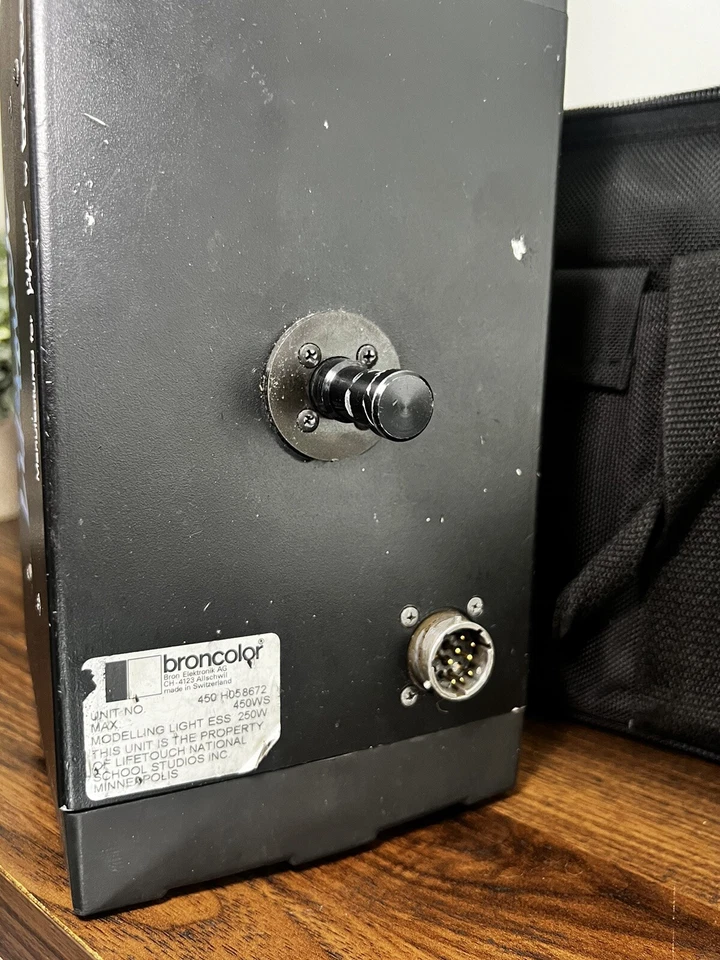 Lifetouch by Broncolor Modeling Light ESS 250W With Carrying Case - Image 4 of 4