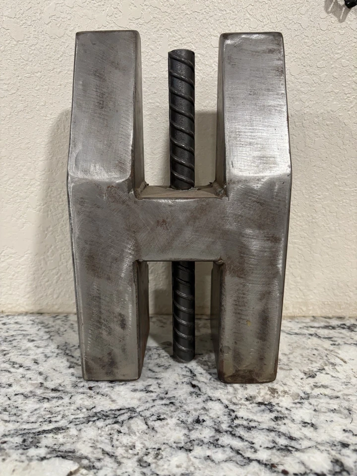 Logotipo de metal y barras de refuerzo de cosecha internacional hecho a mano Foto 3 de 4