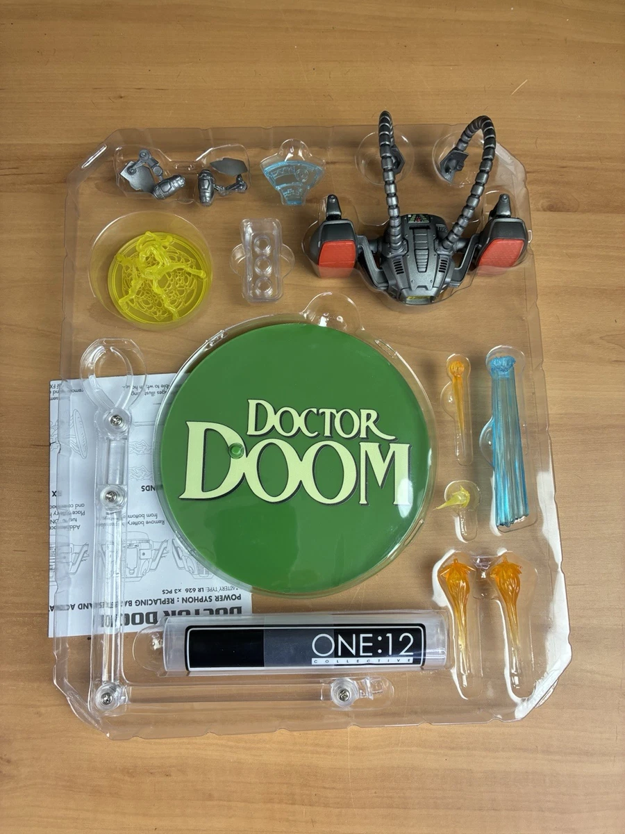 Mezco Toyz One:12 Collective Doctor Doom (Marvel) ⚠️ loose knee cap 