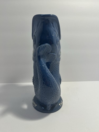 Brocca T Vintage Inglese Dartmouth Maiolica Blu Gorgoglio Pesce "Plymouth Gin" 9 1/2" - Foto 2 di 10