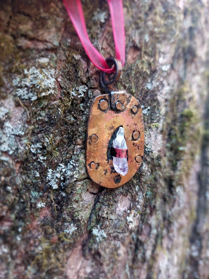 Collar colgante primitivo crudo con punta de cristal de amatista rústico Foto 3 de 4