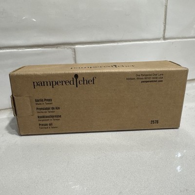 Pampered Chef Garlic Press, Cleaning Tool, Aluminum, 6 in Silver #2576 NIB.