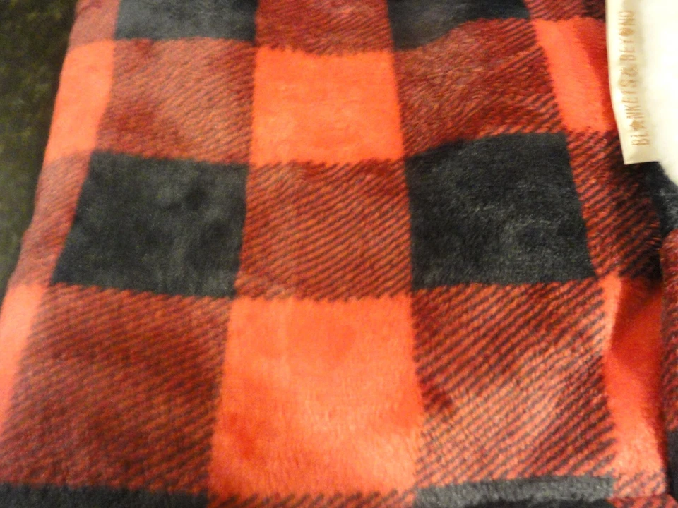 New soft PLUSH THROW Bold Red Black BUFFALO PLAID BABY Blanket White Fur Holiday - Image 4 of 4