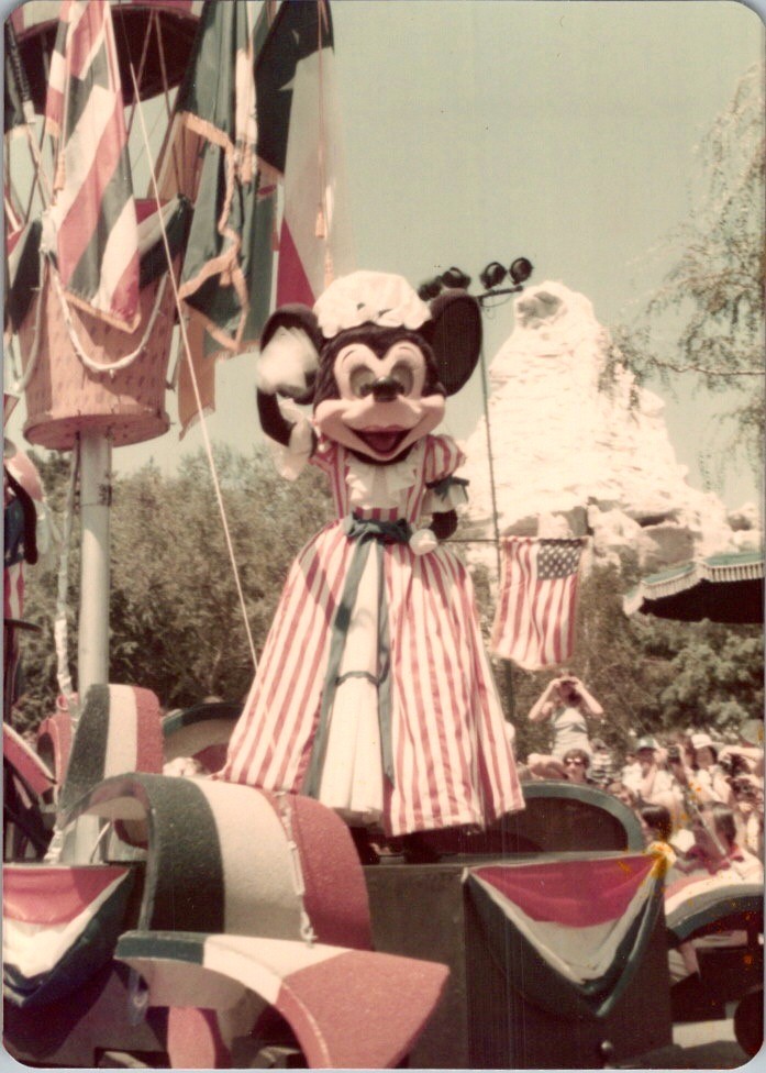ディズニーパレード Minnie Mouse Betsy Ross 1976 Bicentennial Parade Disneyland