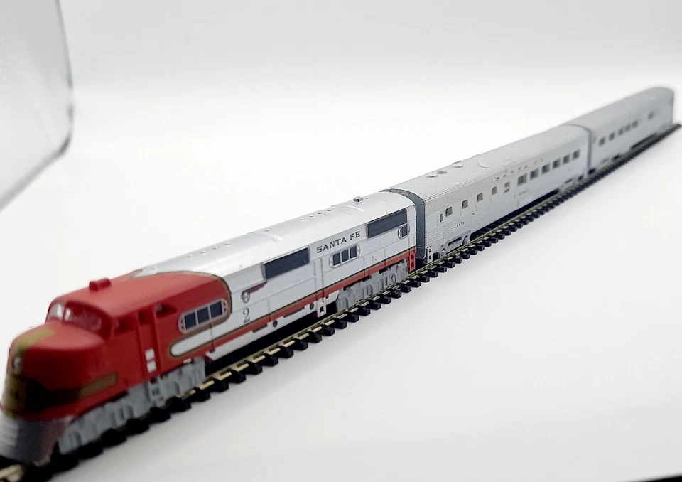 Z Gauge Scale USA Santa Fe Diesel Locomotive Passenger Coaches Model Rail Train - Image 4 of 4