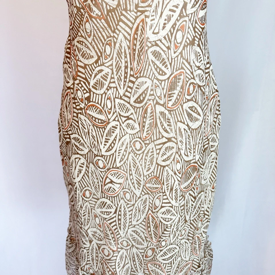 Vestido midi con dobladillo con volantes y cuentas de seda de sangría estampado de hojas naranja tostado 8 pequeño Foto 3 de 4