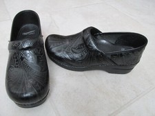 Dansko Pro Black Tooled Leather Clogs Slip On Shoes Womens Size 39 EUR 8.5/9 US