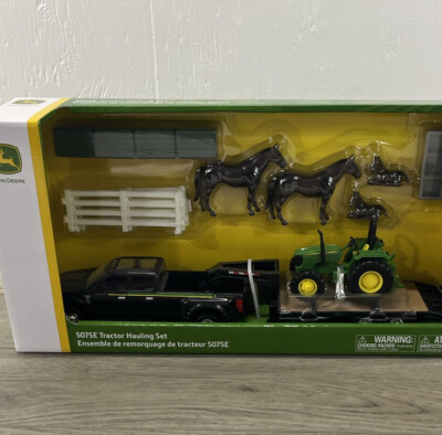 John Deere 5705E Tractor Hauling Set - Includes Hay, Horses & Fence 1:32 **NEW**