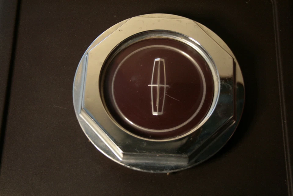 Tapacubos central rueda Lincoln Town Car 87 Mark VII vintage borgoña Foto 2 de 4