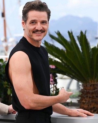 Pedro Pascal Posing 8x10 PHOTO PRINT : MANDALORIAN Actor