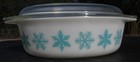 Pyrex Snowflake 2.5 Quart Casserole W Lid Turquoise on White Very Good Condition — photo 1