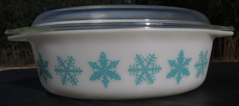Pyrex Snowflake 2.5 Quart Casserole W Lid Turquoise on White Very Good Condition