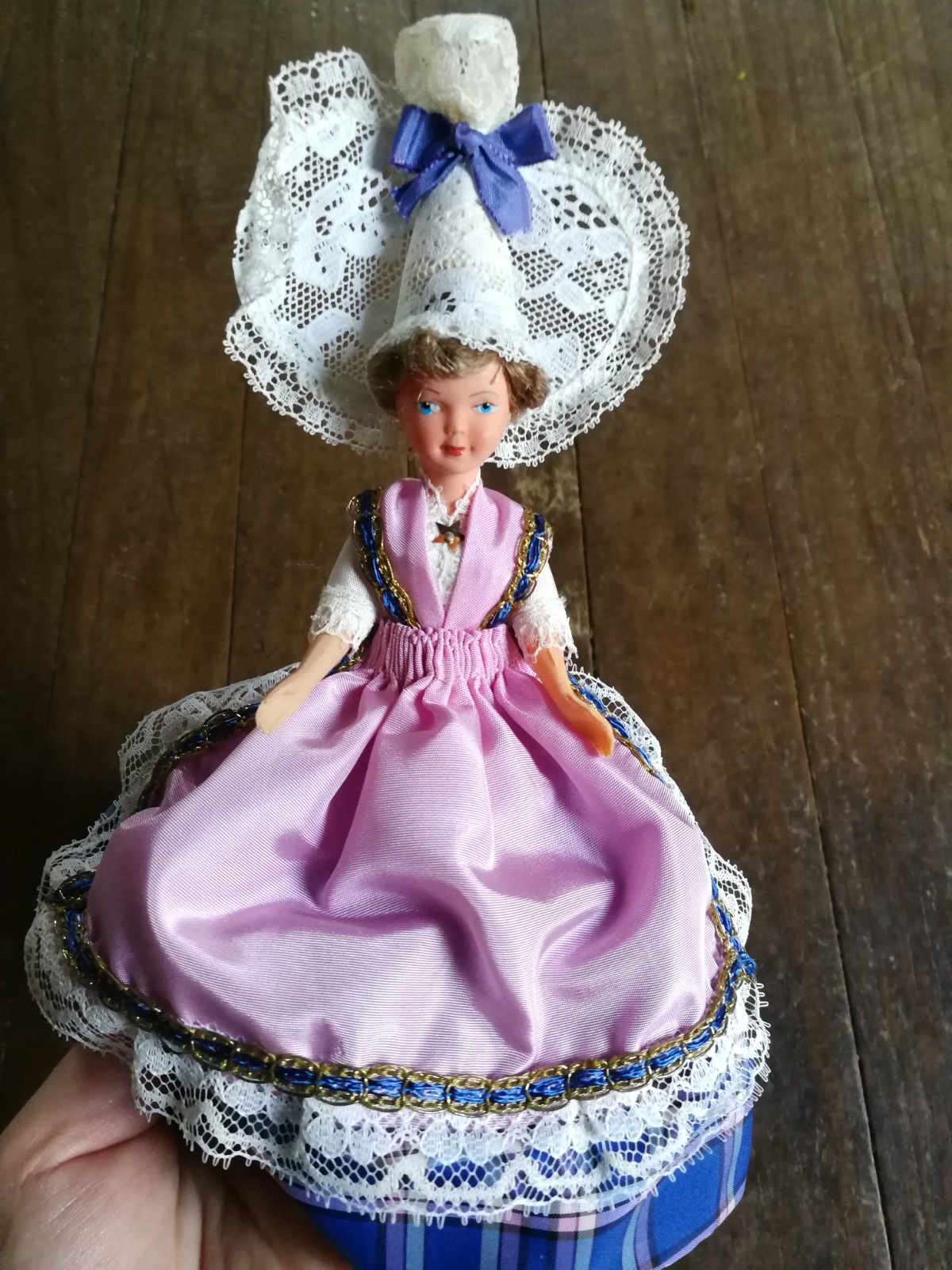 Poupée de collection Normandie N°102 neuve en porcelaine de 30 cm