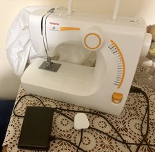 Toyota RS2000 QUALITY Sewing Machine in excellent condition. 