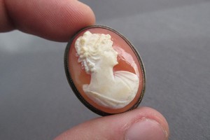 VINTAGE-ART-DECO-800-SILVER-CARVED-SHELL-RAISED-RELIEF-CAMEO-PIN-BROOCH-PENDANT