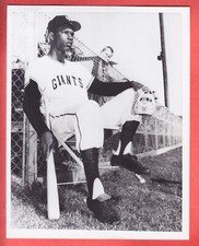 1957   NEW YORK GIANTS     7.2 X 9    GLOSSY   TYPE 1     ANDRE RODGERS   ROOKIE