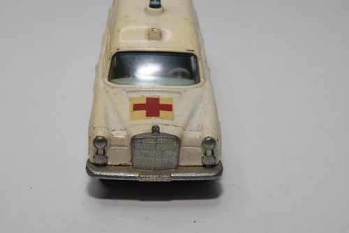 B67 1:43 MATCHBOX K-6 K6 MERCEDES-BENZ BINZ AMBULANCE EXC. COND. 5 - Picture 3 of 9