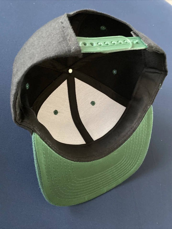 UNIVERSIDAD DE MIAMI LOS HURACANES U LOGO BORDADO GORRA NEGRA Y VERDE NUEVO Foto 2 de 4
