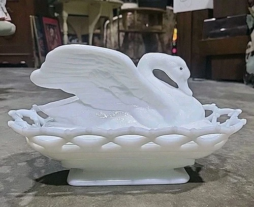 Westmoreland Vintage Milk Glass Nesting Swan On A Basket White Lidded Dish 10"