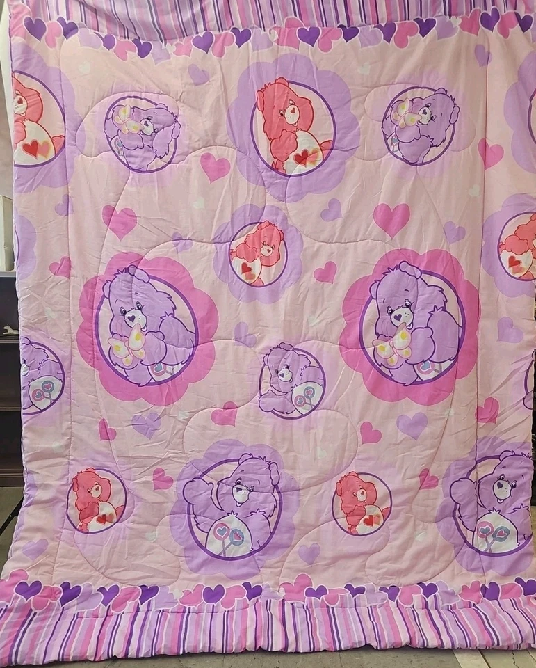 Edredón doble Care Bears rosa y púrpura corazones mariposas 2004 64" × 86"  Foto 3 de 4