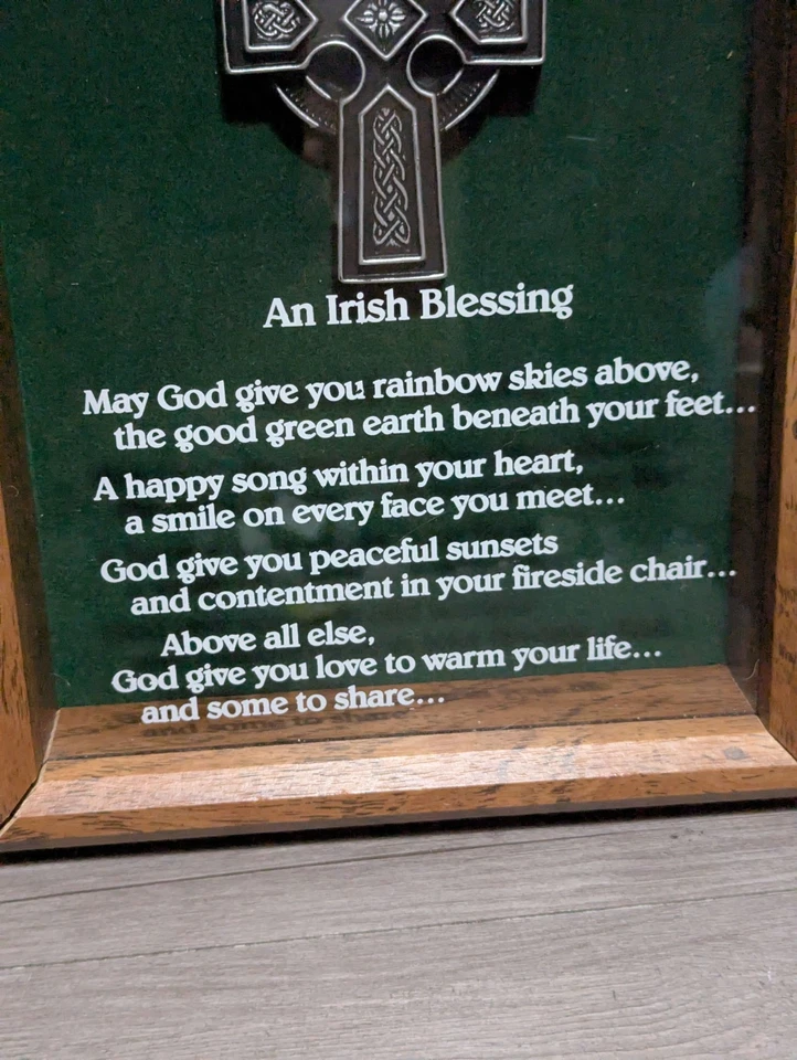 Placa de pared enmarcada de una bendición irlandesa 8x10 con estatuilla de caja de sombras de madera de cruz celta Foto 4 de 4