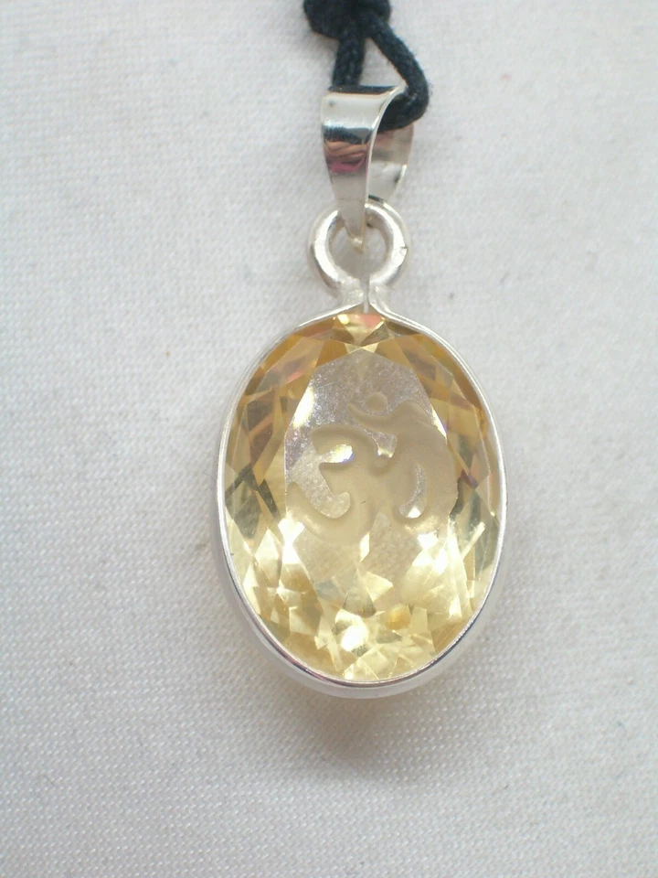 Ciondolo in ARGENTO 925 con TOPAZIO GIALLO naturale con inciso "OM" sulla tavola - Immagine 2 di 4
