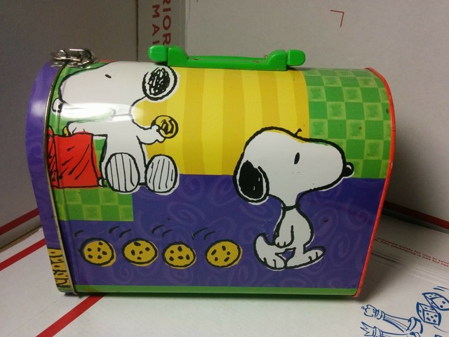 Peanuts Snoopy Charlie Brown Cookies Mailbox Tin Handle Tight Latch