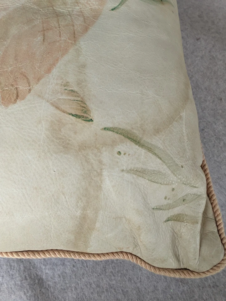 Puf de cuero vintage acolchado pintado a mano pez koi motivo asiático 17" X 10" Foto 2 de 4