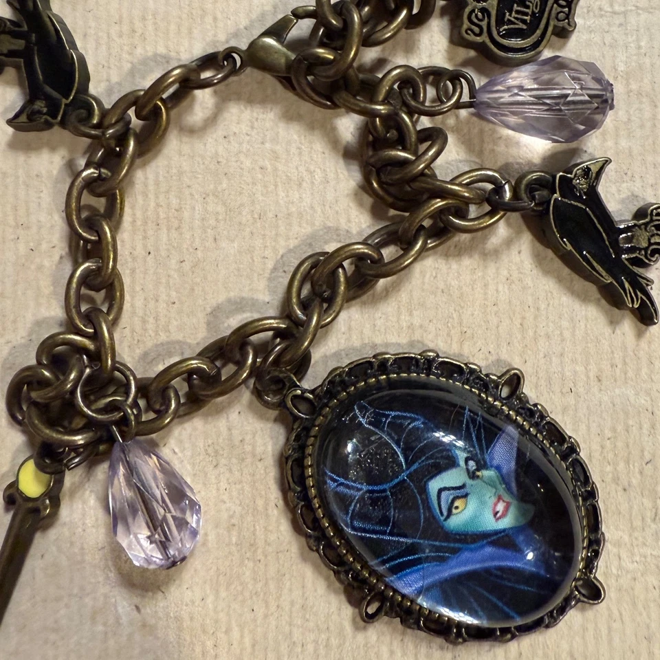 Juego de aretes pulsera camafeo de cuervo maléfica villano de Disney Foto 3 de 4