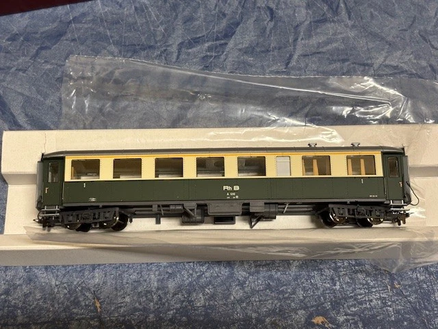 BEMO H0m A 1210 Personenwagen 1.Kl. RhB grün/beige 3262 100