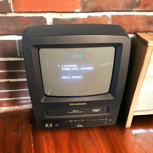 Sylvania 9" Color TVVCR Combo FM AC/DC Remote Control Home Boat RV