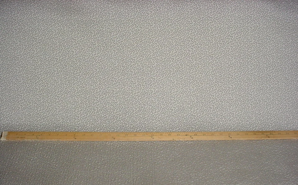 Tela de tapicería 1Y Kravet 34124 Keenan Silver Squiggle Jacquard Matelasse Foto 2 de 4