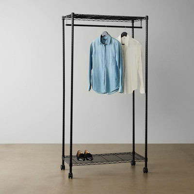 Amazon Basics Kleiderständer mit oberen und unteren Ablagen, schwarz, 89 x 44 x 179 cm