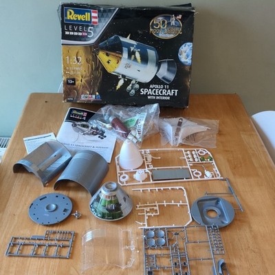 Revell 03703 1:32 Apollo 11 Raumschiff mit Innenausstattung 