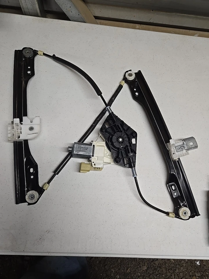 Регулятор двигателя стеклоподъемника передней правой пассажирской двери 15–17 Chrysler 200 FR RH - Изображение 2 из 4