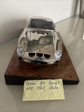 Modellauto 1:18 Ferrari GTO  1962 Silber Chrom auf Holzplatte