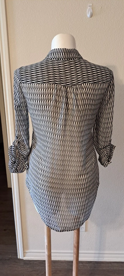 Top Katherine Barclay para mujer negro/blanco mangas con lengüeta enrollable con botones talla mediana Foto 3 de 4