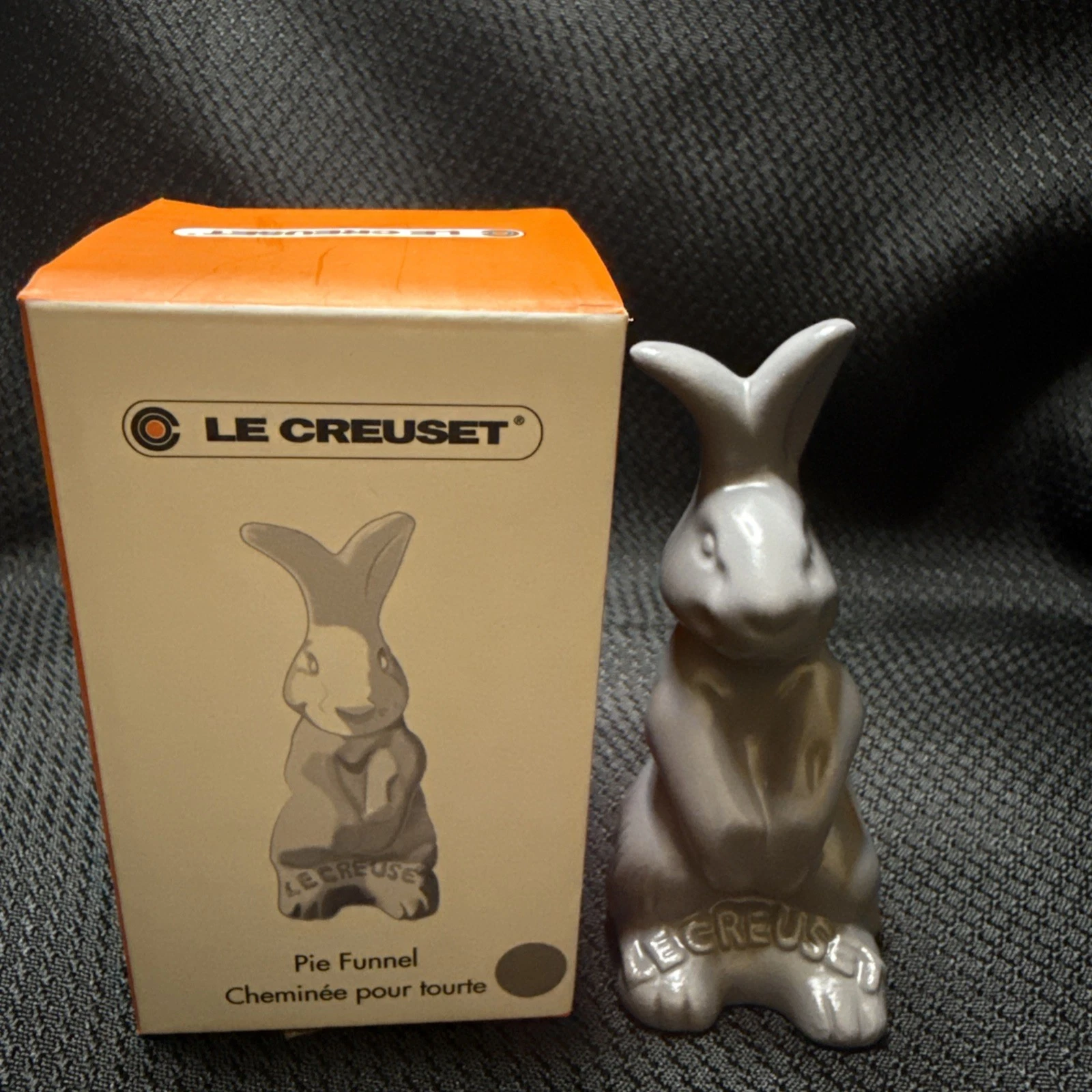 RARE Le Creuset 3 3/4" Bunny Rabbit Pie Baking Funnel - Cashmere Gray New In Box