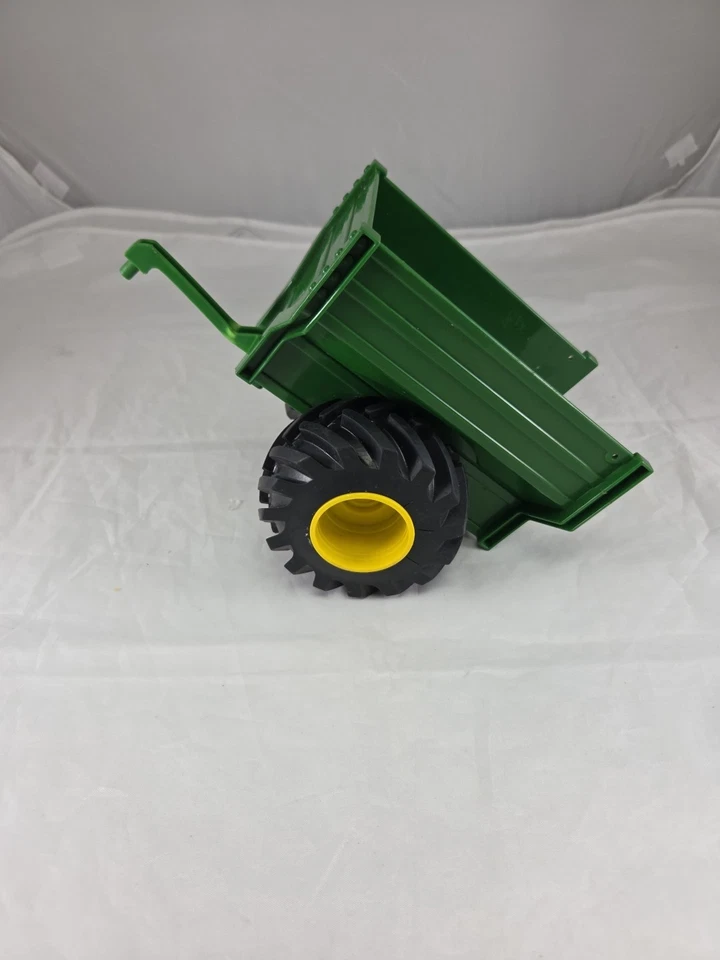 Remolque/carro de volteo John Deere Monster Treads de Tomy Play Tractor Farm 46260 Foto 3 de 4