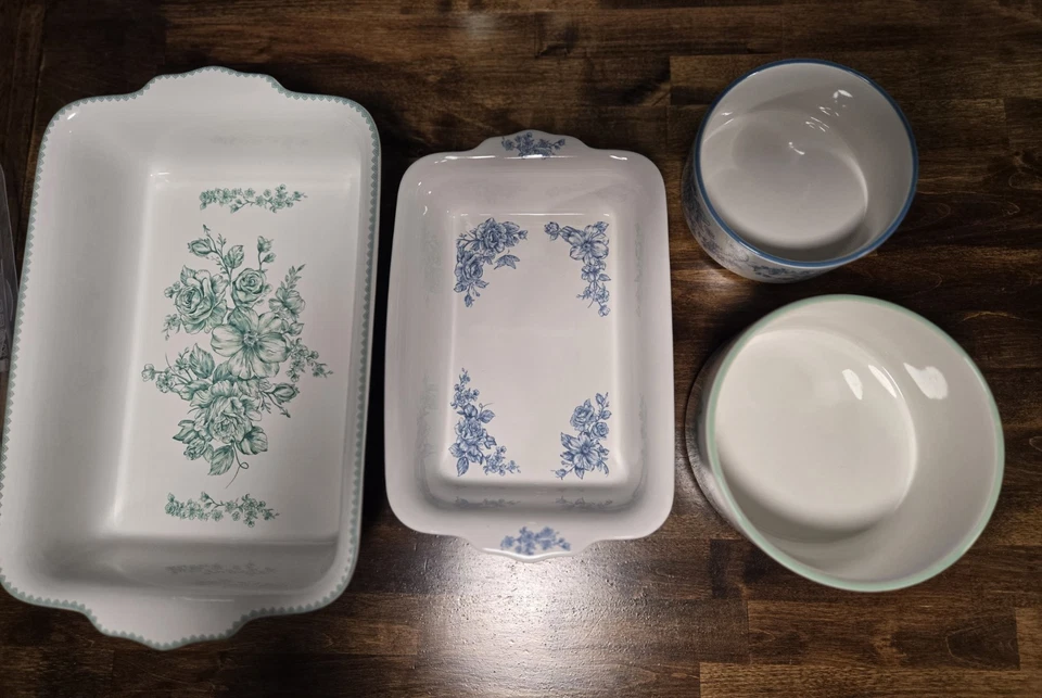 Cazuela y cuencos anidadores con tapas The Pioneer Woman Agatha Foto 2 de 4