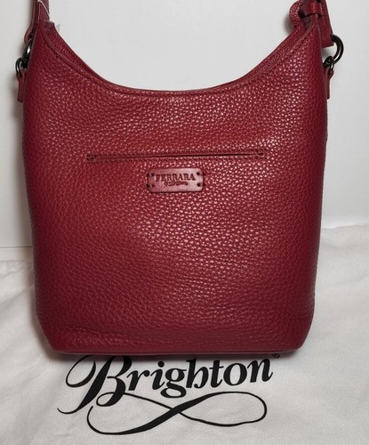 BOLSO BANDOLERA BRIGHTON FERRARA CHAROLETTE ETERNITY ROJO 3D MEDALLÓN NUEVO CON ETIQUETAS $365 - Imagen 5 de 12