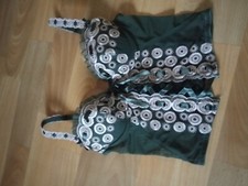 Bustier, corset gris en résille brodé rosaces roses.